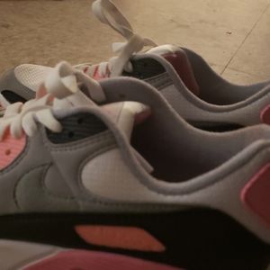 Woman Nike Air Maxes